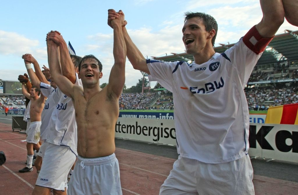 Die Karlsruher Spieler, darunter Tamás Hajnal (zweiter von rechts), der übrigens von 2011 bis 2013 für den VfB auflief, feierten den Sieg gegen den großen Rivalen gebührend.