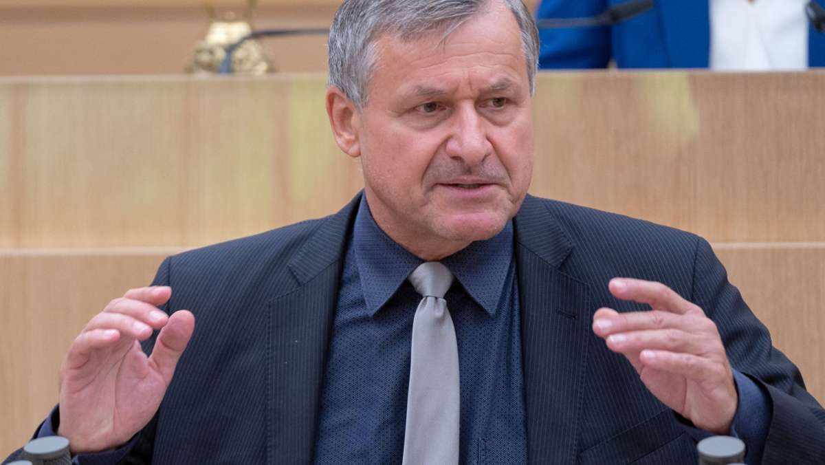  Landtagspräsidentin Muhterem Aras (Grüne) hat bei einem Empfang zum 60sten Geburtstag von FDP-Fraktionschef Hans-Ulrich Rülke dessen Einsatz fürs Parlament gelobt. 