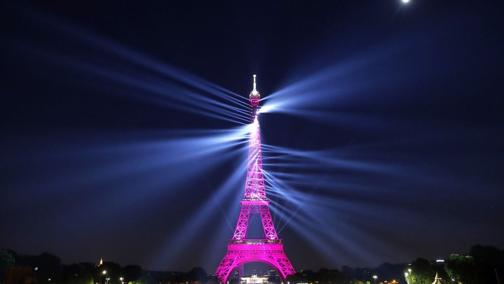 Eiffelturm feiert 130. Geburtstag: Turmfassade in Paris erstrahlt durch Lasershow