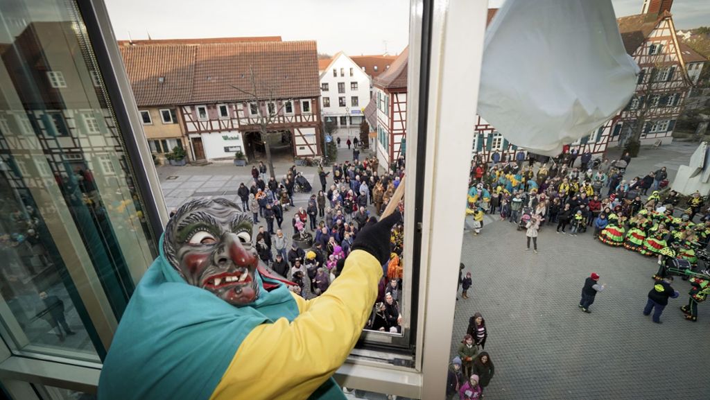 Rathaussturm in Ditzingen: Die Stadt hisst die Weiße Fahne
