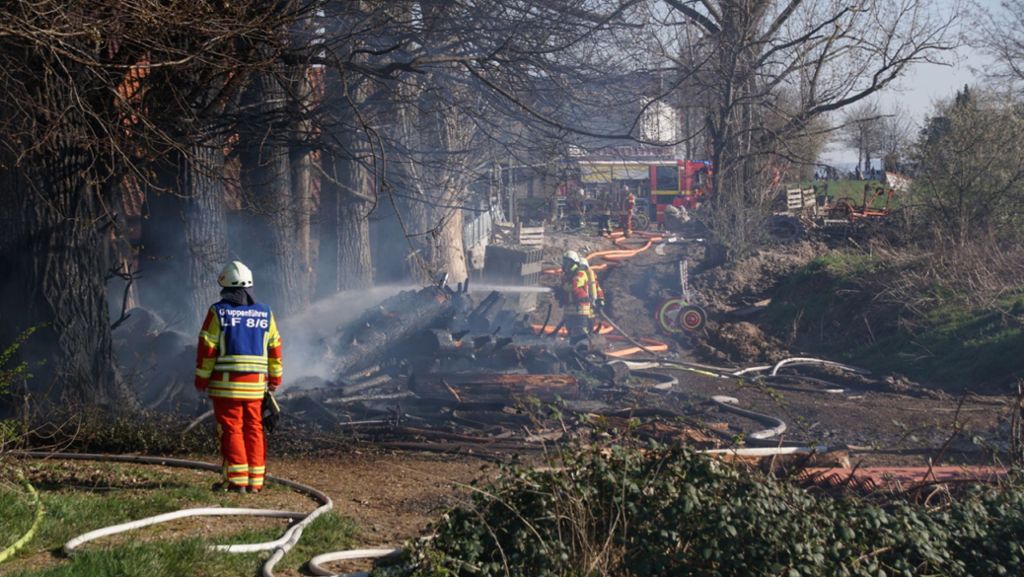 Brand in Denkendorf: Feuer greift auf Bauwagen über