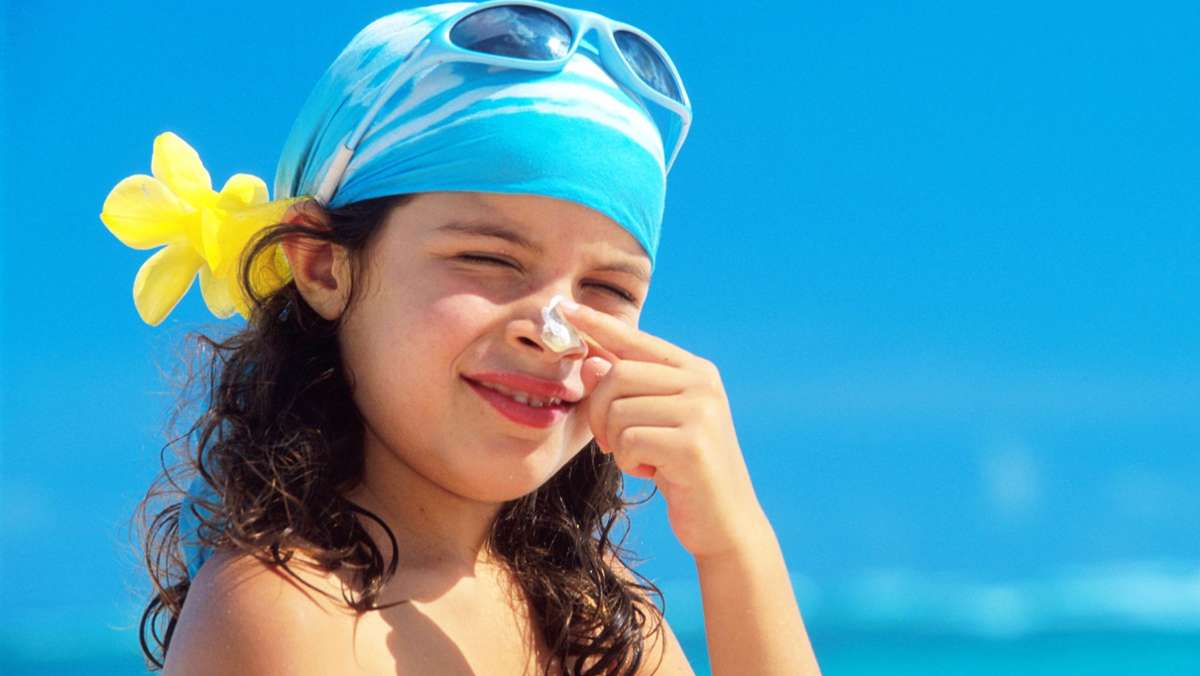  Neben älteren Menschen leiden auch Kinder besonders unter großer Hitze. Sonnenschutz, Siesta und genügend Wasser: Mit diesen Tipps kommen die Kleinen gut durch die heißen Tage. 