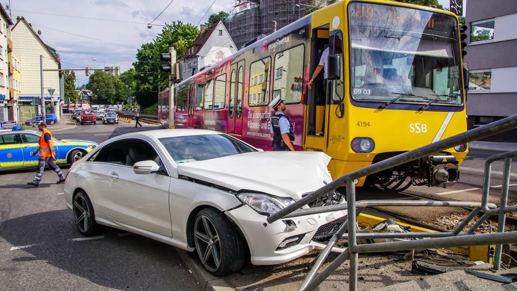 Stuttgart-Ost: Mercedes fährt in Stadtbahnhaltestelle