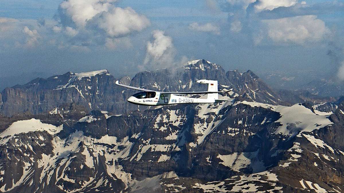  Wenig Lärm, große Reichweite und geringer Treibstoffverbrauch: Das Forschungsflugzeug e-Genius der Universität Stuttgart hat seinen Jungfernflug mit Hybridantrieb bestanden. 
