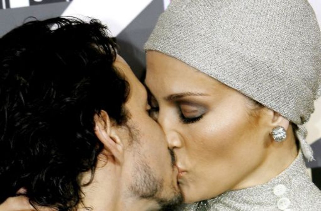 Seit mehr als sieben Jahren sind Jennifer Lopez und Marc Anthony verheiratet - und noch immer küssen sich die beiden wie ein frisch verliebtes Paar. Foto: dpa