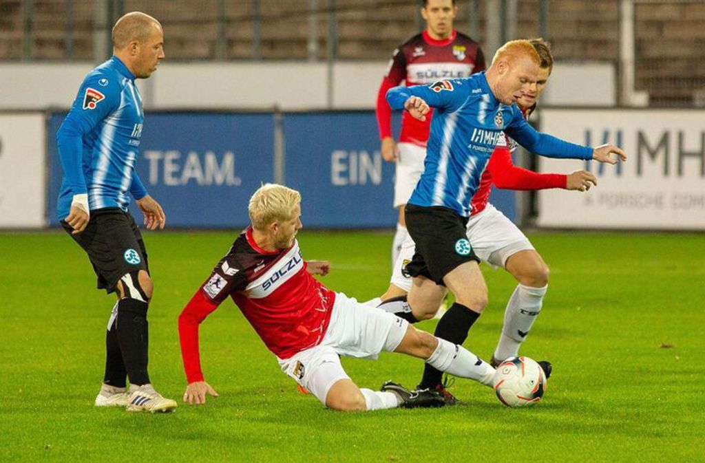 Leander Vochatzer (re.) im Dress der Stuttgarter Kickers gegen seinen neuen Verein TSG Balingen – am 2. Oktober 2019 verloren die Blauen gegen den Regionalligisten im WFV-Pokal-Achtelfinale im Elfmeterschießen mit 5:6.
