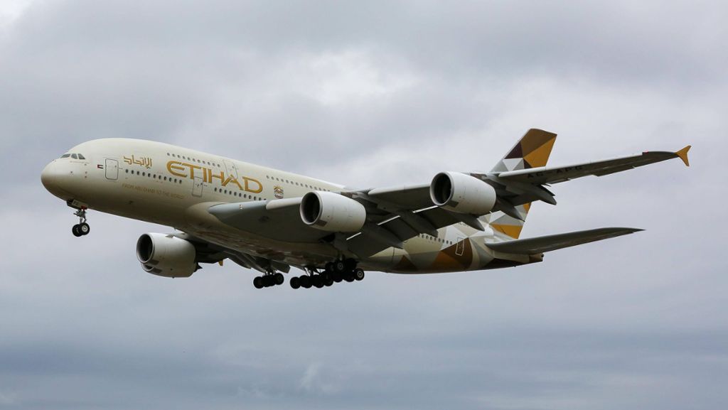 Flughafen London Heathrow: Sturm Dennis sorgt für spektakulären Landeanflug eines A380