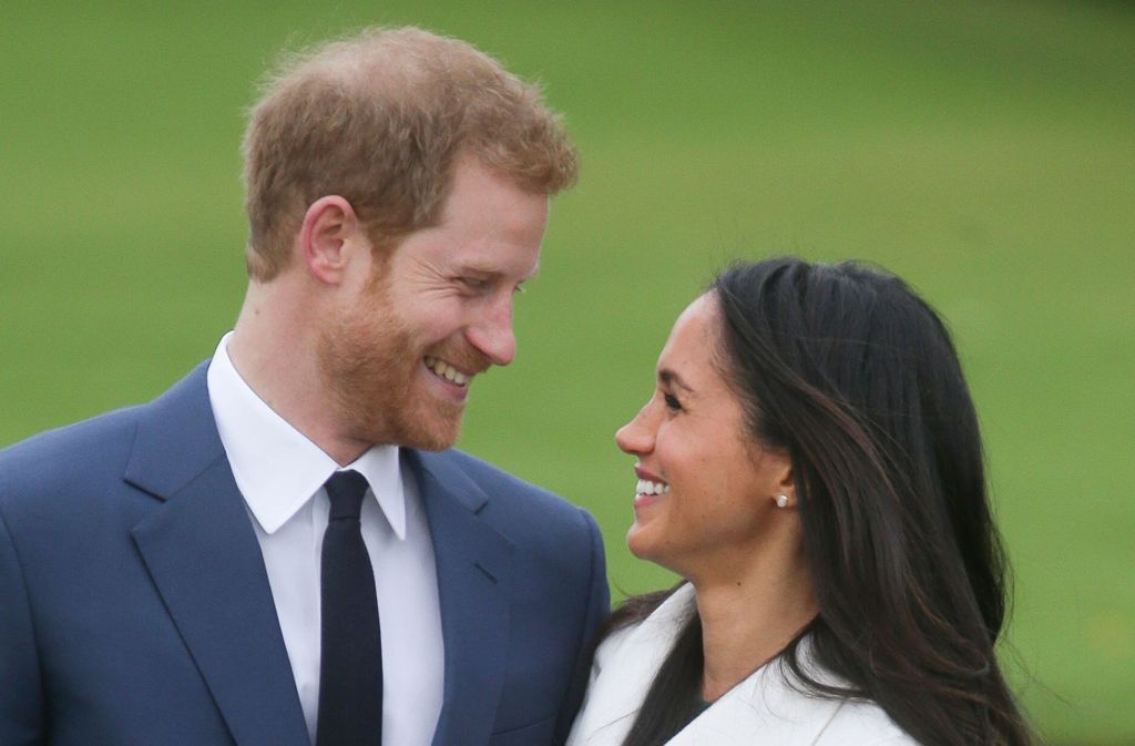 Meghan und Harry werfen sich glückliche Blicke bei der Bekanntgabe ihrer Verlobung zu.