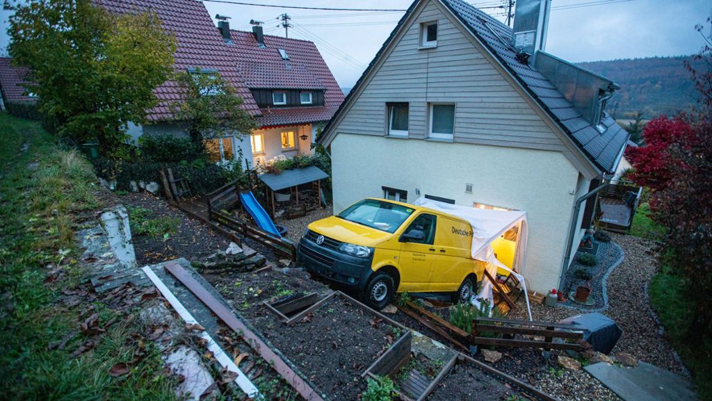 Remshalden: Handbremse nicht angezogen: Postauto landet im Vorgarten