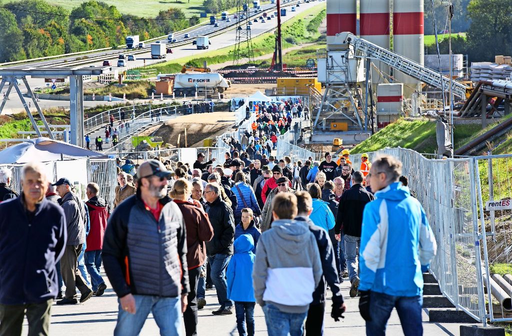 Aus der ganzen Region strömten die Besucher am Samstag auf das Baustellengelände des Albvorlandtunnels. Foto: Horst Rudel