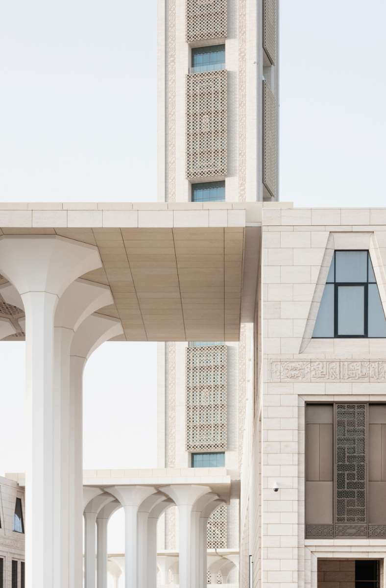 Detail mit den Calla-Stützen aus Schleuderbeton. Im Hintergrund die Moucharabieh-Fassadenelemente des Minaretts.