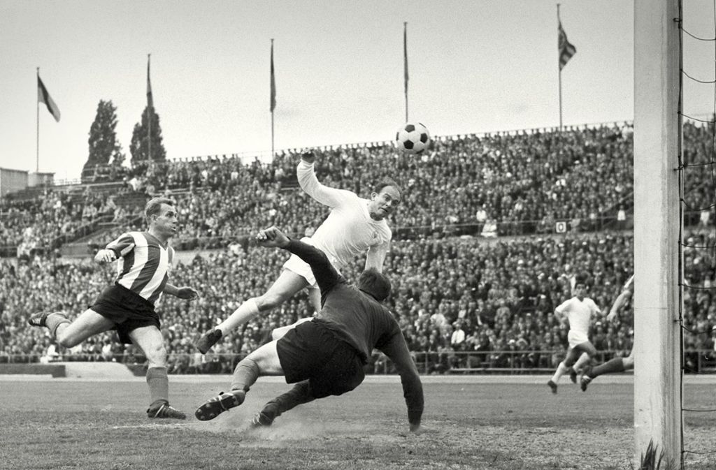 Am 23. Mai 1963 empfingen die Stuttgarter Kickers die damals größte lebende Fußball-Show der Welt: Real Madrid. Im Neckarstadion gewann die spanische Legenden-Elf um Alfredo di Stefano und Ferenc Puskas vor 41 500 Zuschauer mit 5:1.
