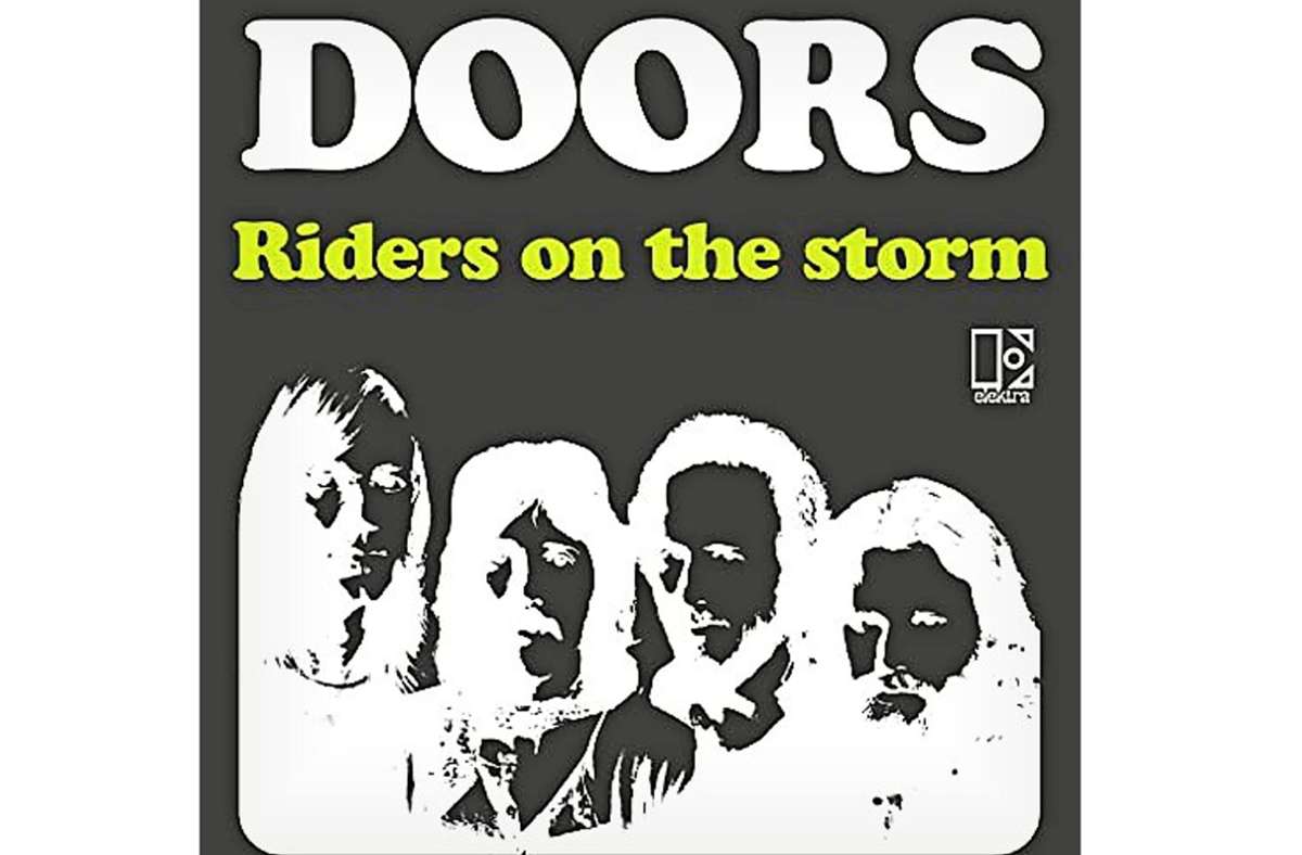 Riders on the Storm 1991 kam Oliver Stones „Doors“- Film heraus. Spätestens da lernten spät geborene junge Menschen die Band kennen. Jungs, die gern ein bisschen kifften, erzählten ihren Freundinnen, wie cool doch die Doors waren. Selbst wenn die nicht so begeistert von der Frisur des Sängers Jim Morrison waren, kam „Riders on the Storm“ auf die ewige Lieblingsliedliste. Weil schon der Start sensationell ist. Leiser Niesel, sanftes Schlagzeuggeschrubbel, Kopfnicker-Rhythmus und dann diese wohltönende Stimme, die seelenruhig von gespenstischen Geschehnissen singt. Kalifornisches Sommergefühl mit leichtem Grusel, das passt zur Stimmung dieser Tage heute. (golo) Hier geht es zum Song.