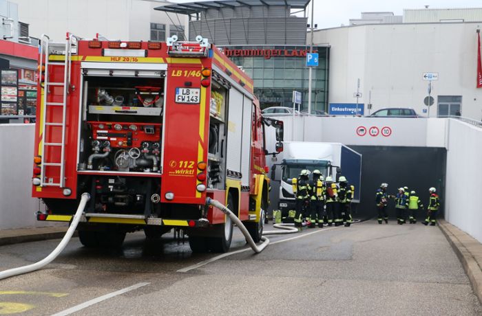 Feuerwehr rückt in Ludwigsburg aus: Brennende Müllpresse bei Breuninger