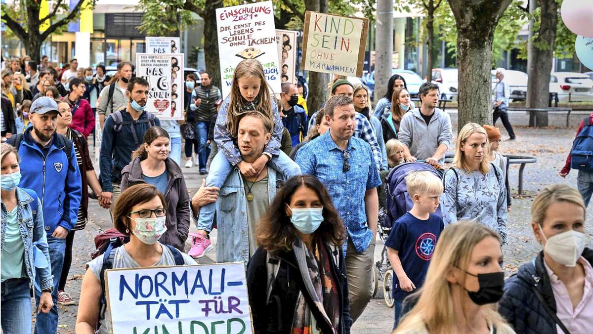 Demonstration in Stuttgart: Coronamaßnahmen an Kitas und Schulen in der Kritik