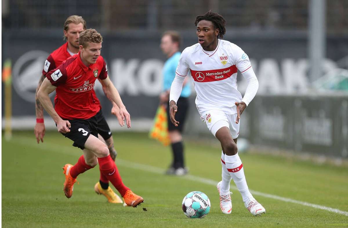 Der Niederländer Mohamed Sankoh ist erst 17 Jahre alt – und macht beim VfB II schon von sich reden. Der VfB verpflichtete den Stürmer aus der Jugend von Stoke City. Sankoh könnte noch bei der U19 spielen, hat für den VfB II in dieser Regionalliga-Runde aber bereits neun Tore erzielt.