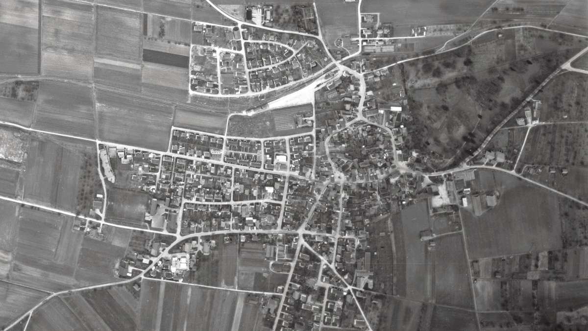 Luftbilderserie - BW von oben: Die Gemeinde  und der Großgrundbesitzer