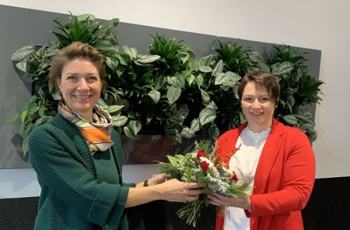 Bürgermeisterin Alexandra Sußmann (links) gratuliert Jennifer Langer. Foto: L/HS
