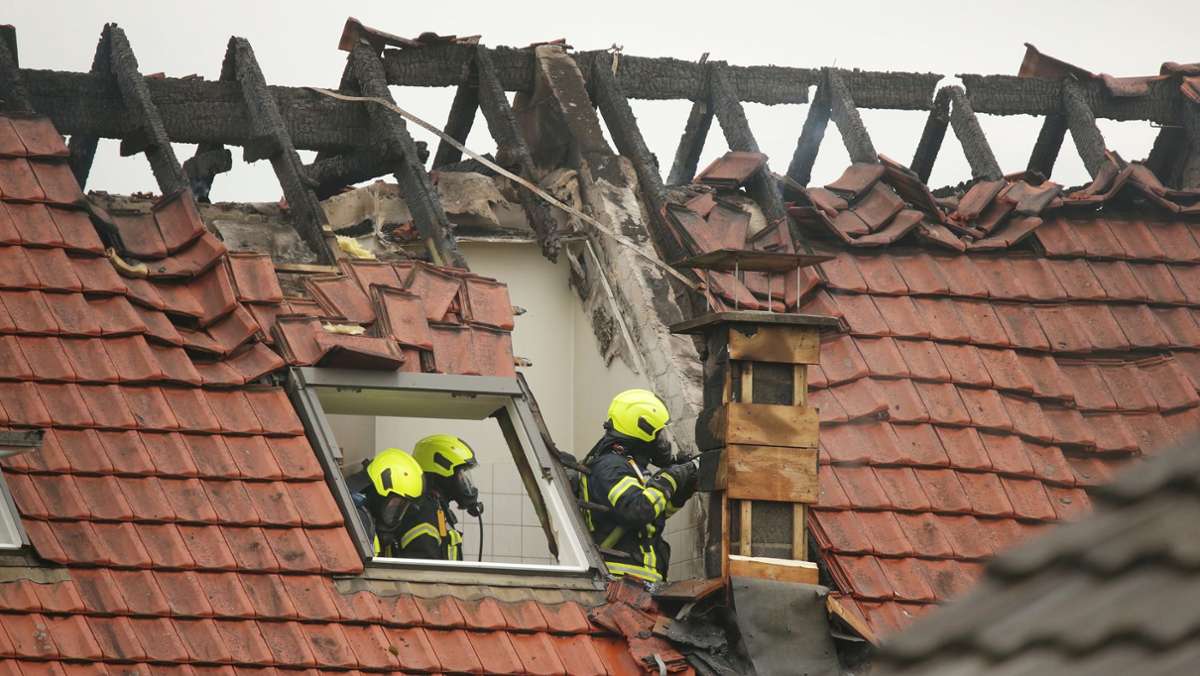 Unglück im niederrheinischen Wesel: Ultraleichtflugzeug stürzt auf Wohnhaus: Drei Tote