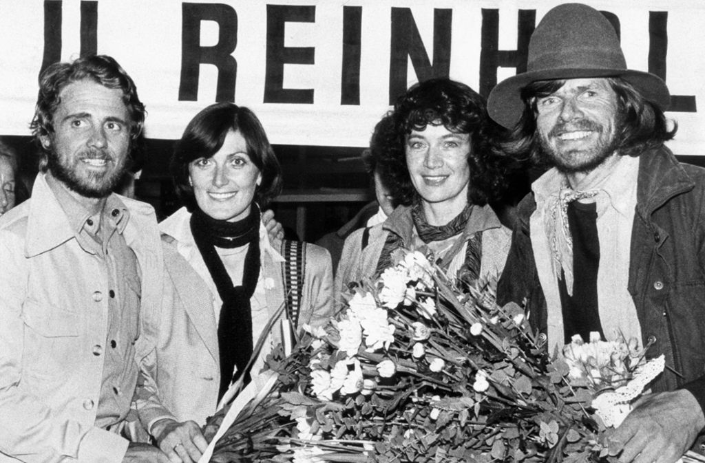 Messner (rechts) und Peter Habeler werden 1978 bei ihrer Ankunft aus Nepal auf dem Flughafen München-Riem als erstes von ihren Frauen, Regine Habeler (links) und Uschi Messner, begrüßt.