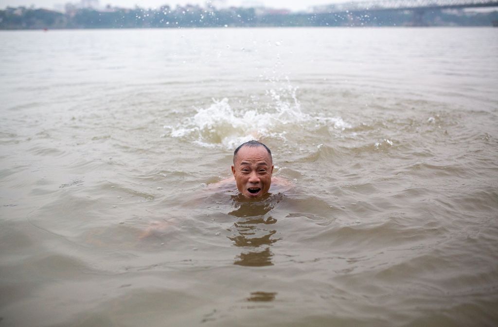 Do Duc Hoang nimmt ein Bad im Roten Fluss.