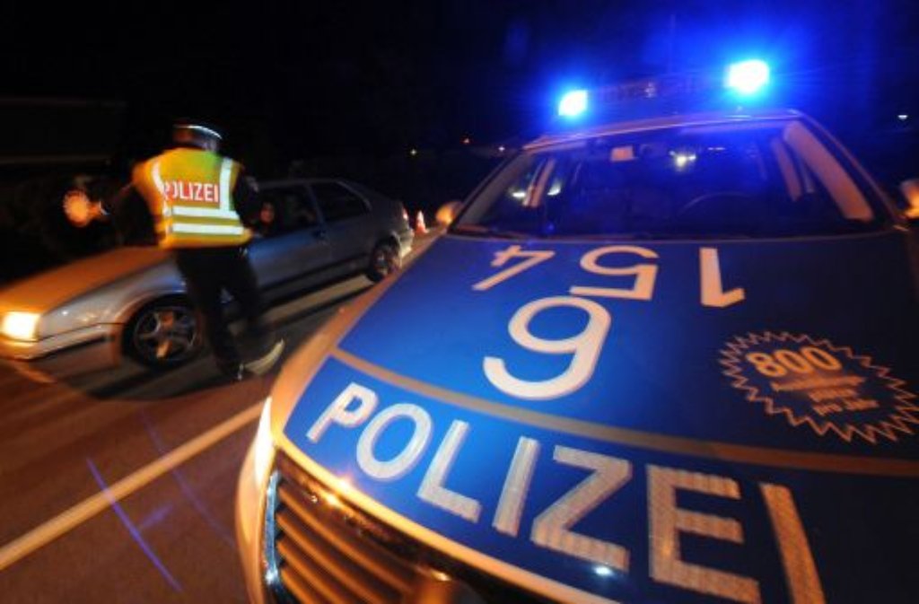 Die Polizei sucht den Fahrer eines schwarzen VW Golf, der sich in der Nacht auf Samstag im Kreis Ludwigsburg eine wilde Jagd mit 14 Polizeiautos geliefert hat. Foto: dpa