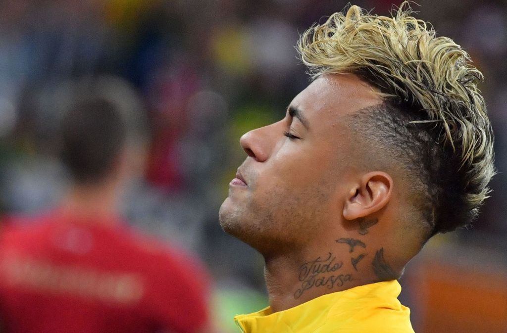 Langes Deckhaar, blond gefärbt, Kopfseiten rasiert – Neymar präsentiert einen Undercut, womit er nicht nur durch seine Spielweise auffällt.