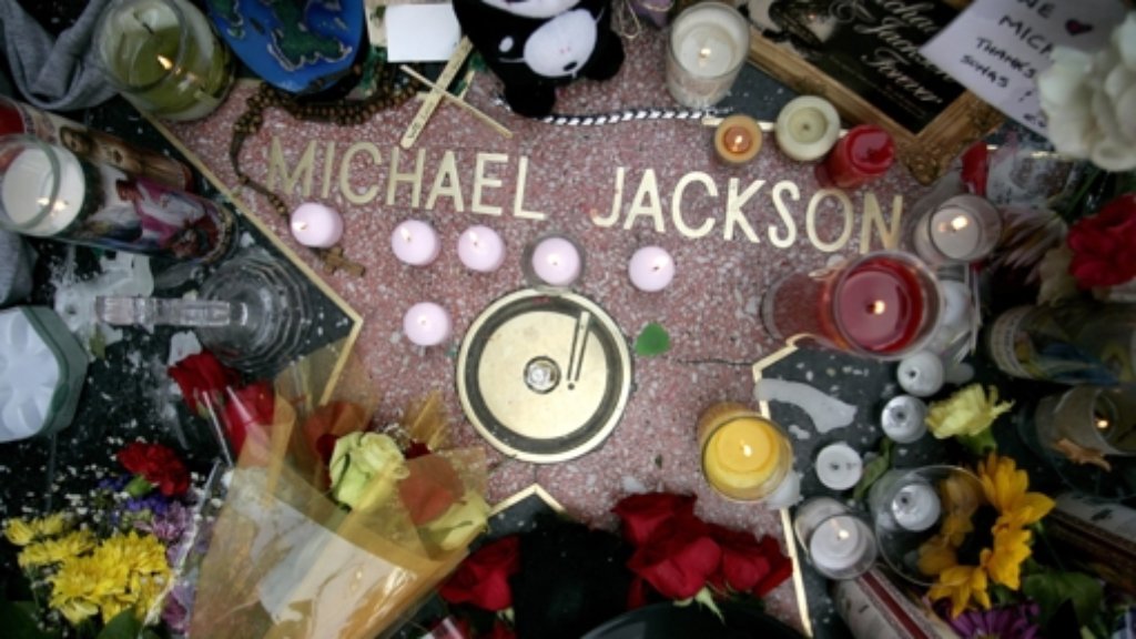  Am 25. Juni jährt sich der Todestag von Michael Jackson zum fünften Mal. Seine Erben verdienen weiterhin Millionen mit dem King of Pop, er führt die Liste der bestverdienenden toten Stars an. Dafür, dass Jacko nicht in Vergessenheit gerät, sorgt eine ganze Industrie rund um den toten Sänger. 