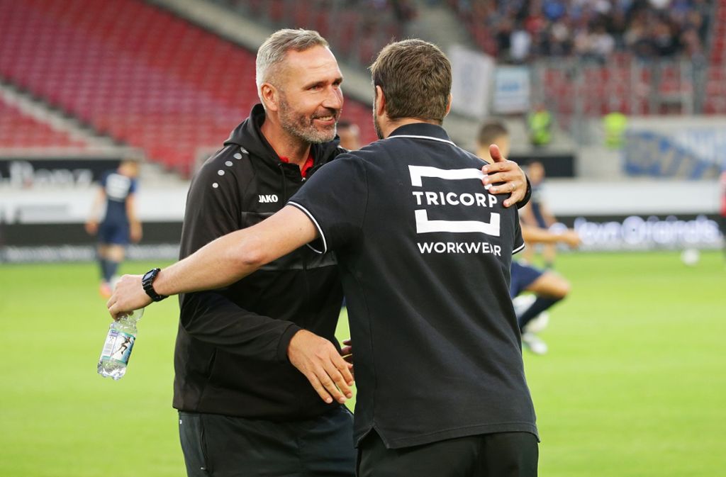 Freundliche Begrüßung: VfB-Trainer Tim Walter und VfL-Coach Heiko Butscher vor dem Spiel.