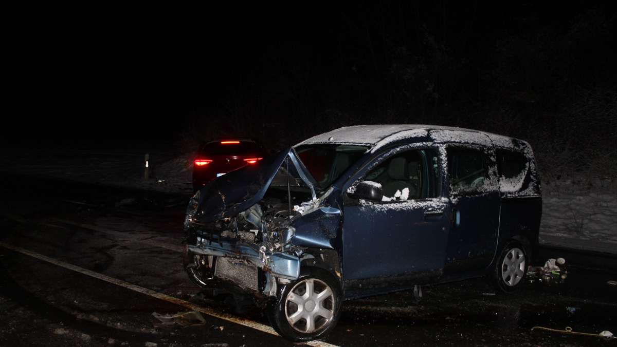 Unfall in Renningen: Zwei Autos kollidieren auf B295 – zwei Verletzte