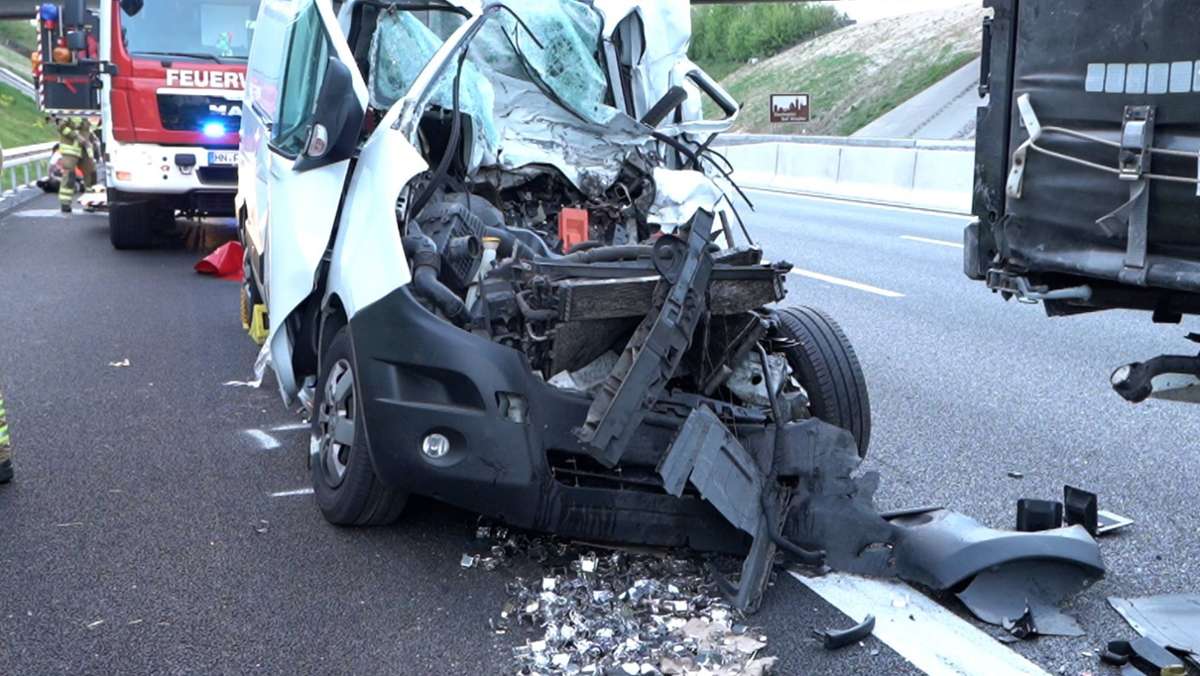 A6 bei Heilbronn: Transporter fährt in Stauende - Fahrer tödlich verletzt