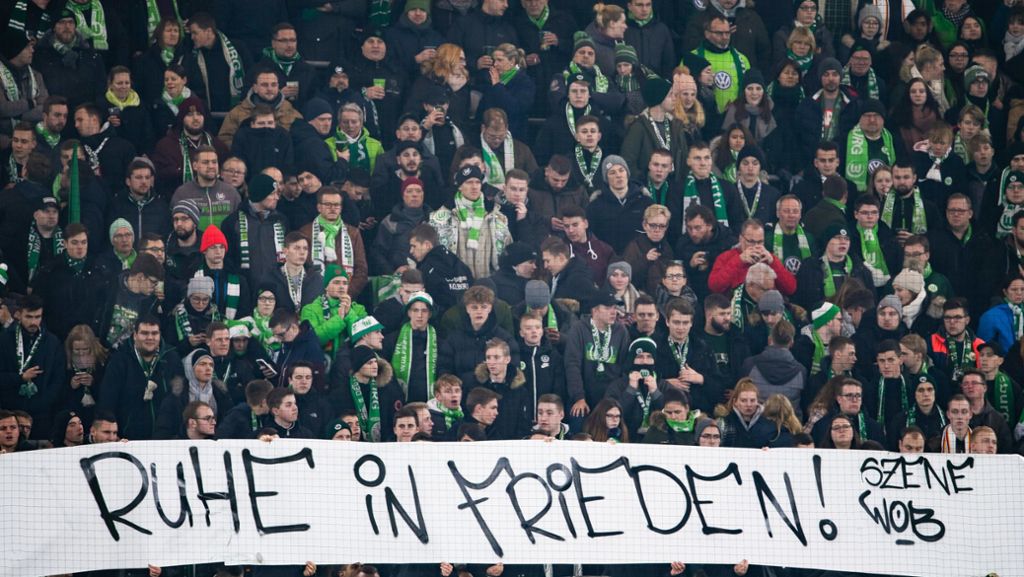 Vor der Partie gegen VfL Wolfsburg: Fußball „ist zweitrangig“: Tod eines Fans erschüttert Schalke