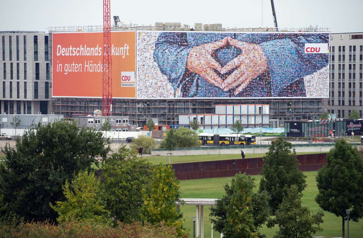 September 2013: Die Merkel-Raute ist berühmt: Immer wieder legt die Bundeskanzlerin bei offiziellen Auftritten ihre Fingerspitzen aneinander. Sie selbst hat einmal erklärt, dass ihr das helfe, eine aufrechte Haltung zu wahren. Vor der Bundestagswahl 2013 nutzt die CDU die bekannte Haltung für den Wahlkampf: Hier ist ein Wahlplakate der CDU mit den Händen von Merkel an einer Berliner Gebäudefassade zu sehen.