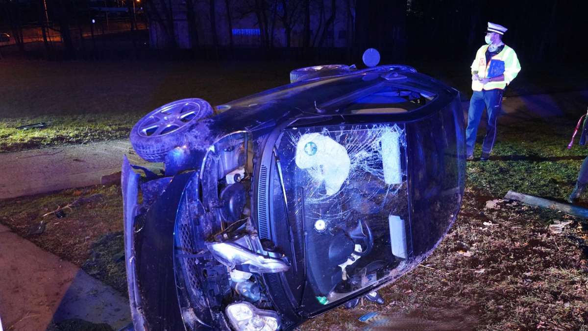 Unfall in Möhringen: Smart-Fahrer kommt mit Wagen an Bordstein und überschlägt sich