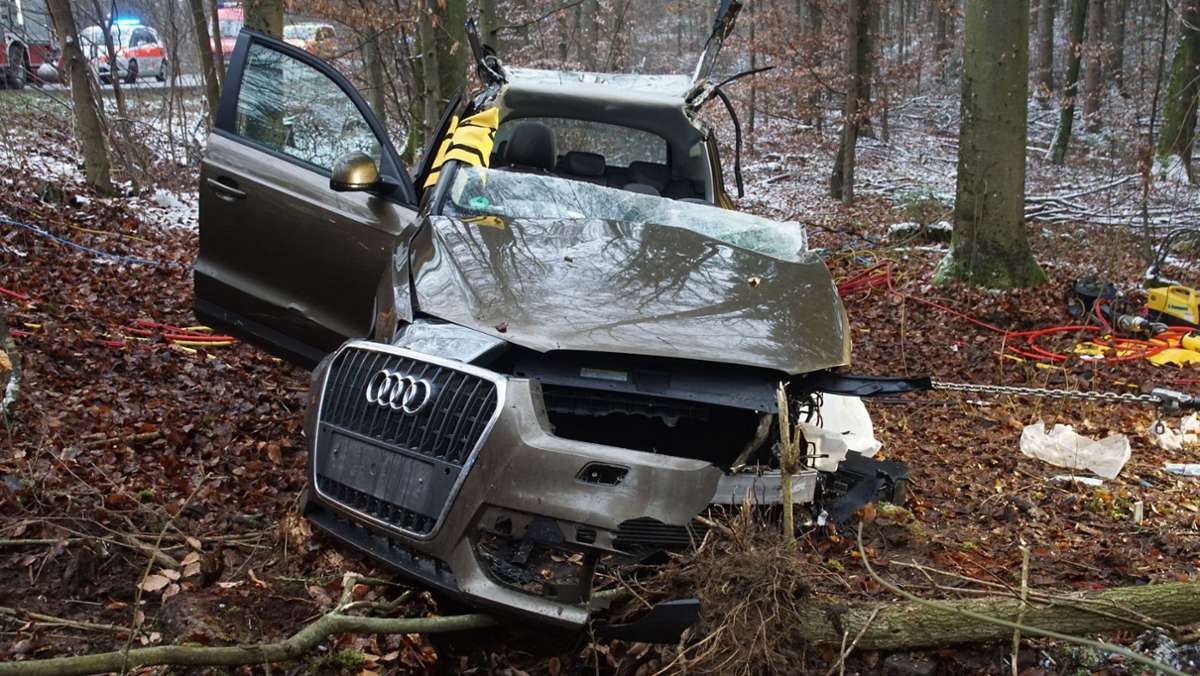 Tödlicher Unfall bei Ditzingen: Auto prallt gegen Bäume – Frau erliegt in Klinik ihren Verletzungen