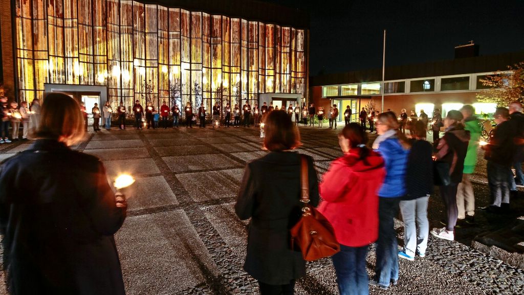 Demonstration in Korntal: Stiller Protest im Kerzenschein