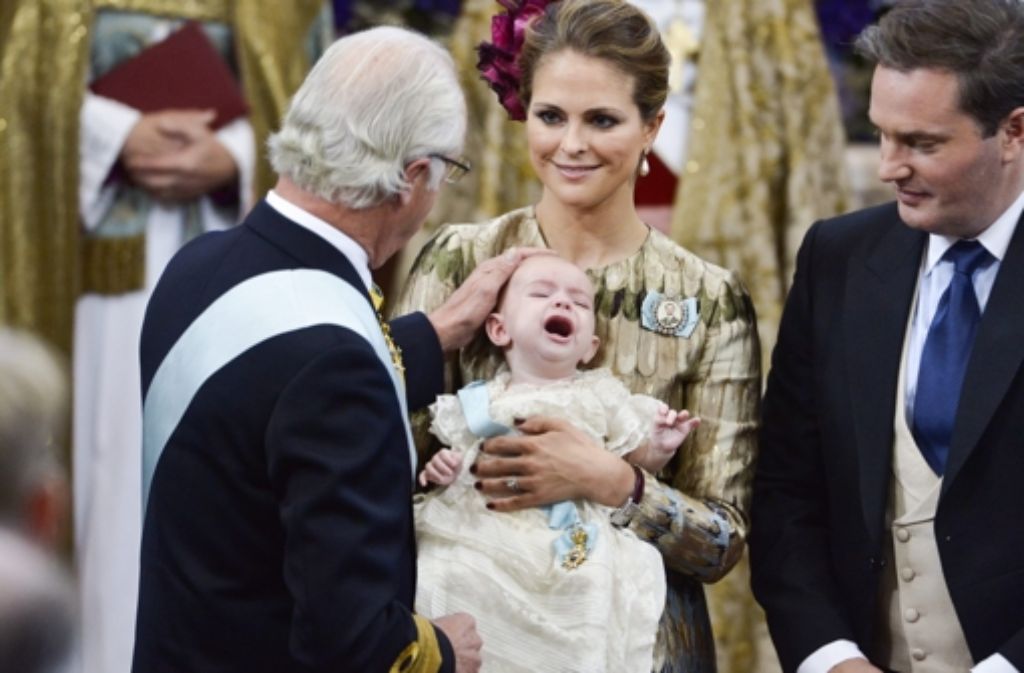 Auch König Carl Gustaf kann den kleinen Schreihals nicht beruhigen. Prinz Nicolas schreit, bis Estelle auf die rettende Idee kommt.