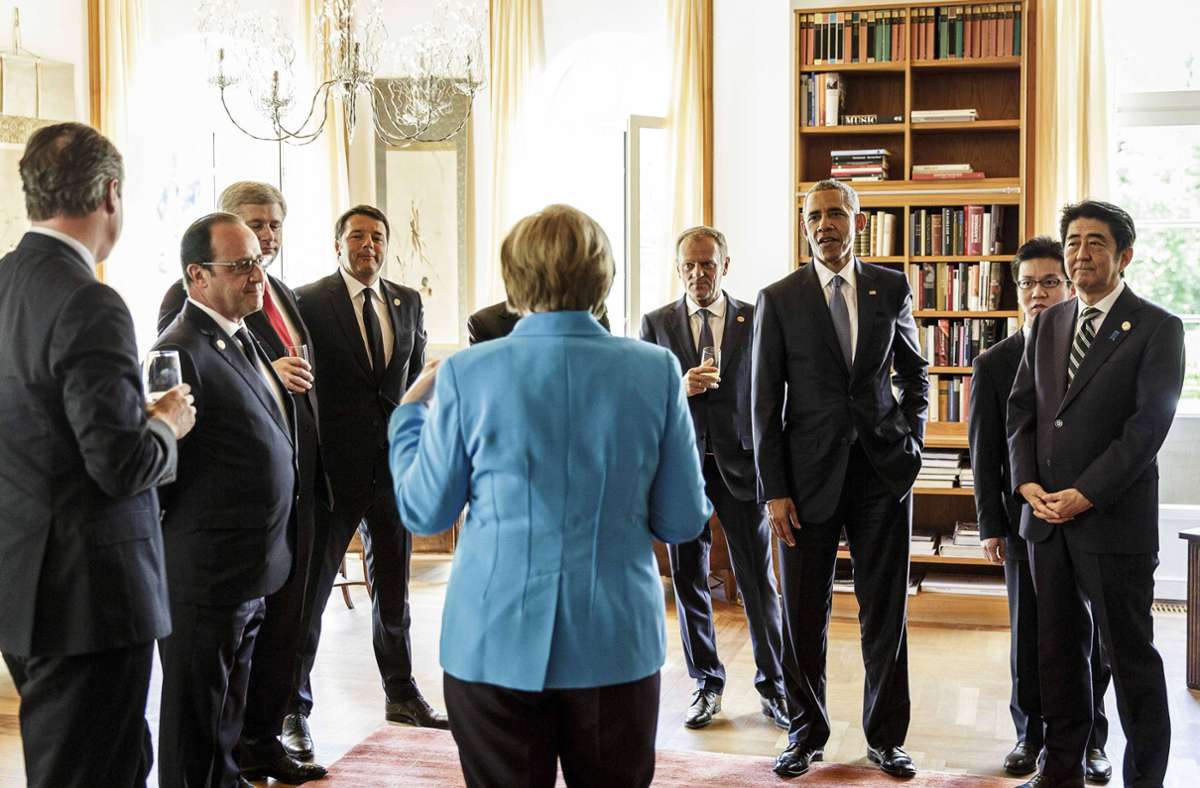 7. Juni 2015: Angela Merkel begrüßt die Staats- und Regierungschefs der G7 auf Schloss Elmau in Bayern: Hier findet in diesem Jahr der Gipfel statt, denn die Bundeskanzlerin beziehungsweise Deutschland haben im Jahr 2015 die G-7-Präsidentschaft inne. Wie jedes Mal geht es dabei um die Weltwirtschaft, um Außen-, Sicherheits- und Entwicklungspolitik. Im Fokus stehen dieses Mal aber auch die Klimapolitik und die anstehende UN-Konferenz zum internationalen Klimaschutz.