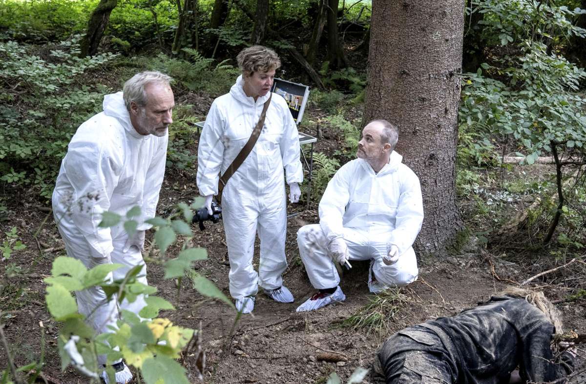 Paul Brix (Wolfram Koch, li.), Anna Janneke (Margarita Broich) und Pathologe Dr. Lorenz (Michael Stange) untersuchen eine Leiche. Der Entführte ist es nicht.