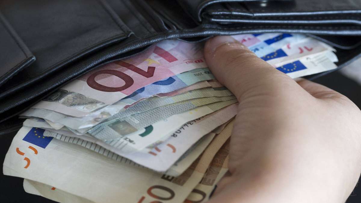 Trickdieb in Kirchheim unterwegs: Unbekannter klaut 53-Jähriger Scheine aus ihrem Geldbeutel