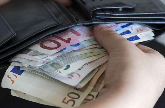 Unbekannter klaut 53-Jähriger Scheine aus ihrem Geldbeutel