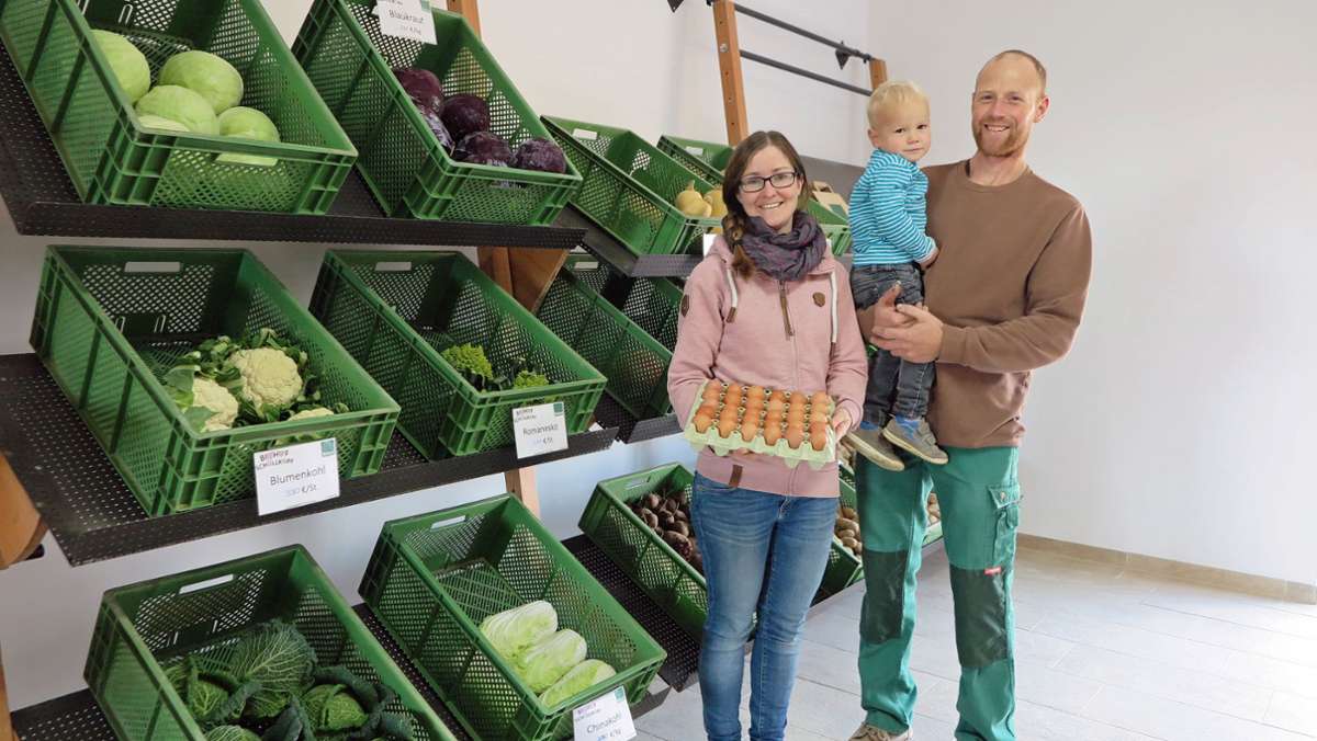  Johanna und Matthias Schöllkopf haben am Erlachsee einen neuen Biohof gebaut. im Laden verkaufen sie ausschließlich selbst produzierte Produkte. 