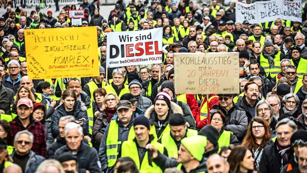 Fahrverbot in Stuttgart: Abgeordnete demonstrieren für den Diesel