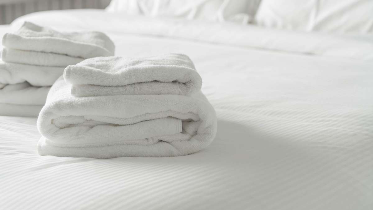  Hotelzimmer werden oft von verschiedenen Personen genutzt. Obwohl sie täglich geputzt werden, sammeln sich an einigen Gegenständen zahlreiche Bakterien an. Auch an Orten, an denen man es nicht unbedingt erwartet. 