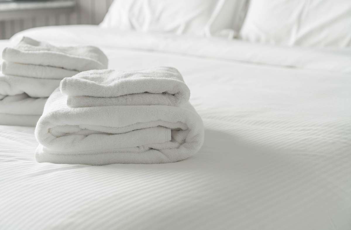 Hotelhandtücher sind nicht immer so hygienisch, wie man denkt. Foto: imago images/topntp