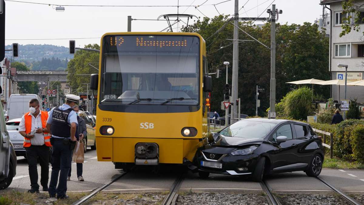 Stuttgart-Bad Cannstatt: Pkw kracht in Stadtbahn – Linie U2 vorübergehend unterbrochen