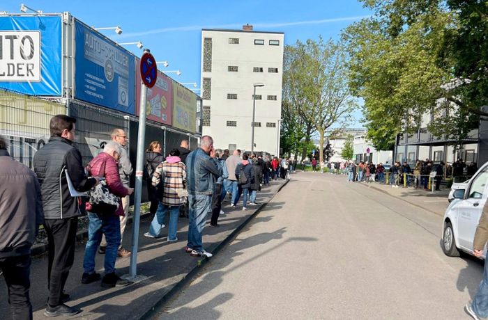 Lange Wartezeiten in Stuttgart: Nerven liegen blank:  Polizei rückt immer wieder zur Zulassungsstelle aus