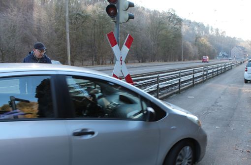 Manfred Brunner weiß, wie schwer es ist, an der Gleisüberquerung in Kaltental um die Kurve zu kommen. Foto: Katrin Maier-Sohn