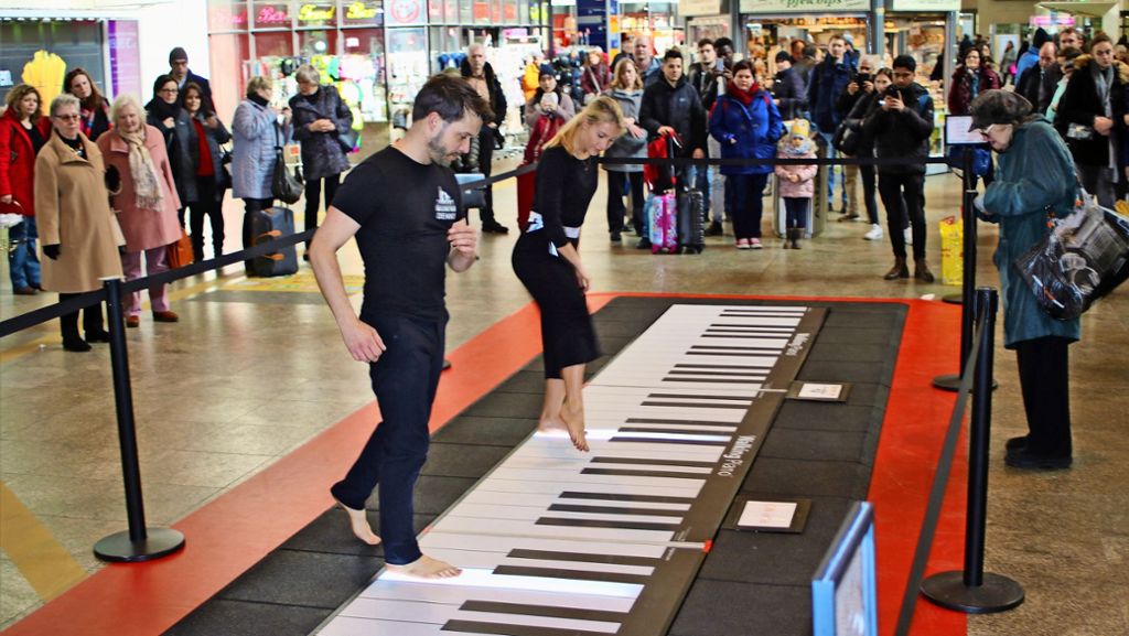 Musik im Hauptbahnhof: Ein Tänzchen auf dem Klavier