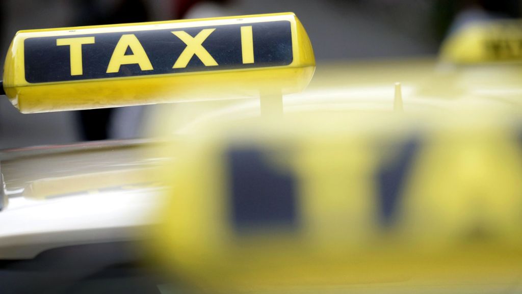 Dämlicher Diebstahl in Stuttgart-West: Quartett bestiehlt Taxifahrer und lässt sich nach Hause fahren